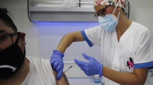 Vaccino, il messaggio riservato di Pfizer: "A rischio". Franco Bechis: "Stiamo perdendo la guerra col virus"