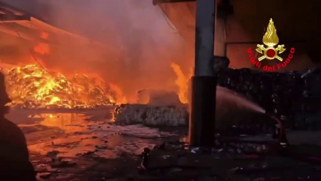Incendio in un'isola ecologica nel Milanese, vigili del fuoco in azione