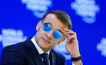 Emmanuel Macron, sfottò di Keir Starmer: come si presenta sul palco