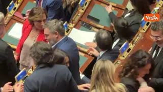 Valentina Barzotti (M5s) alla Camera con la figlia neonata in braccio per voto su legge elettorale
