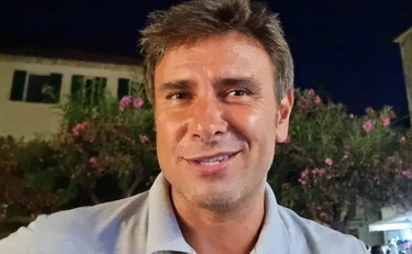 https://media.liberoquotidiano.it/KDvfm_21w_rYnBt3UNzibU0wvK59uf3XNARXQVHQXnI/width:800/quality:90/aW1hZ2VzLzIwMjYvMDgvMjkvMTU1MjI0NzMzLTRiOWE2OWQwLTI1OTgtNDZhMC05MzJlLWZhMTJkYmM3NGUzMi5qcGc.webp