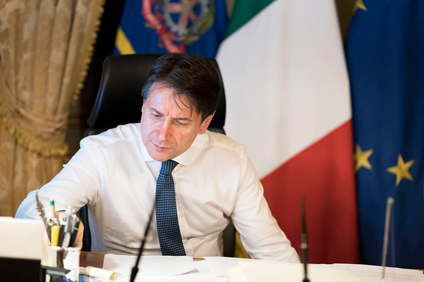 Giuseppe Conte, crisi e ipotesi estrema. Retroscena: "Si dice che voglia salire al Colle", come può blindarsi