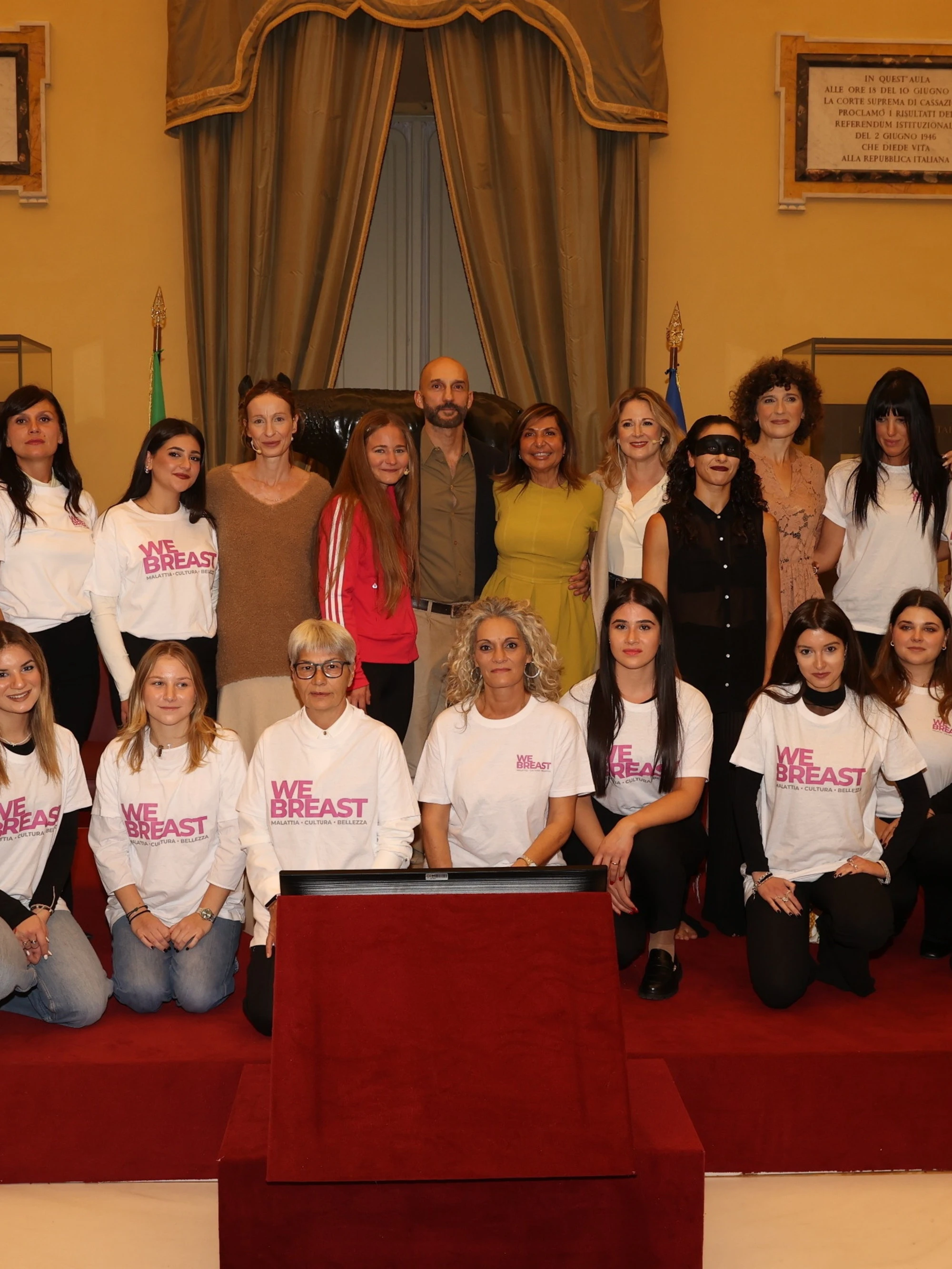 PALAZZO MONTECITORIO ILLUMINATO DALLE LUCI ROSA PER LA GIORNATA INTERNAZIONALE CONTRO IL TUMORE AL SENO.