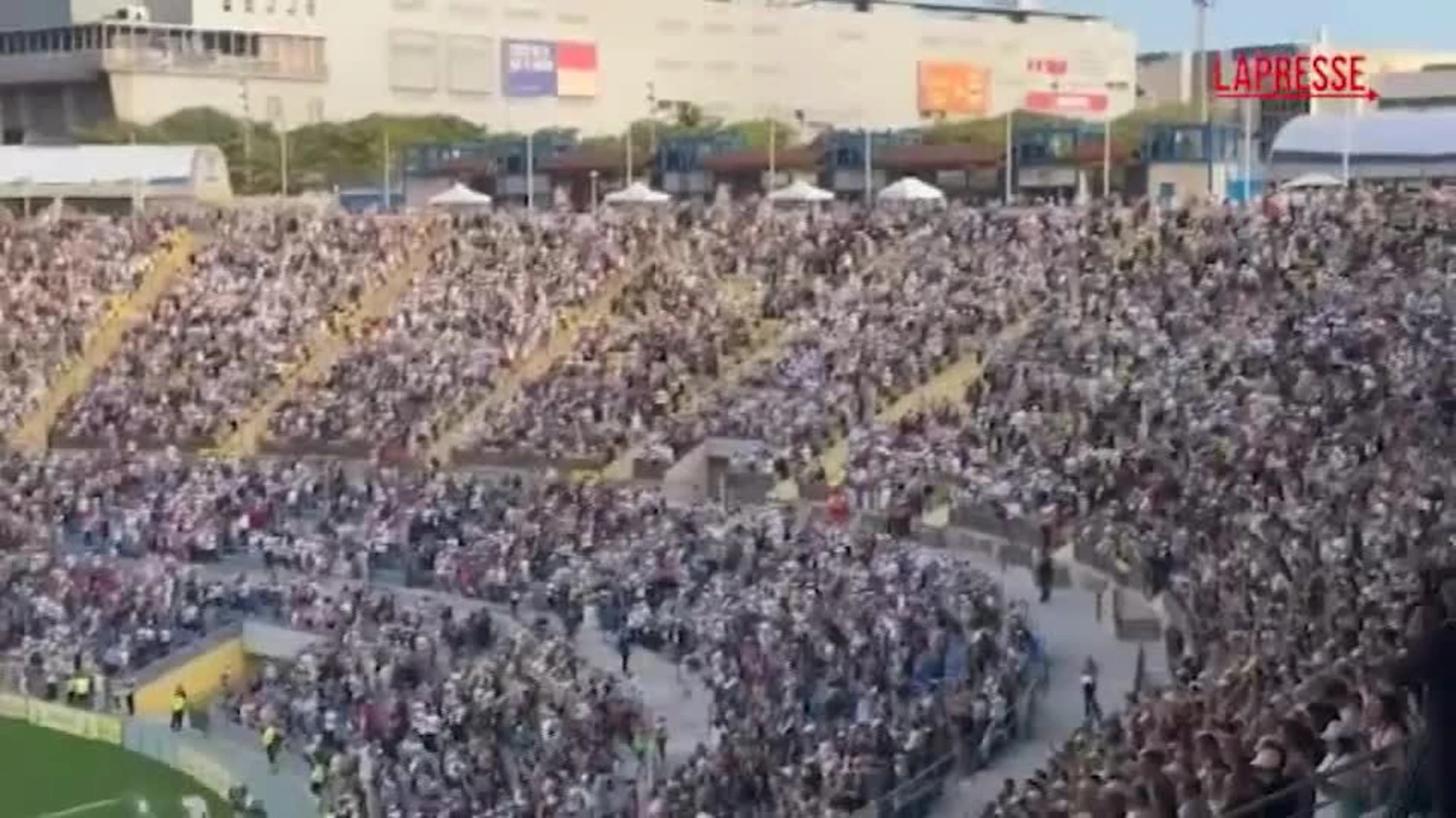 Leone XIV alle Canarie, 30mila fedeli intonano cori da stadio per Prevost