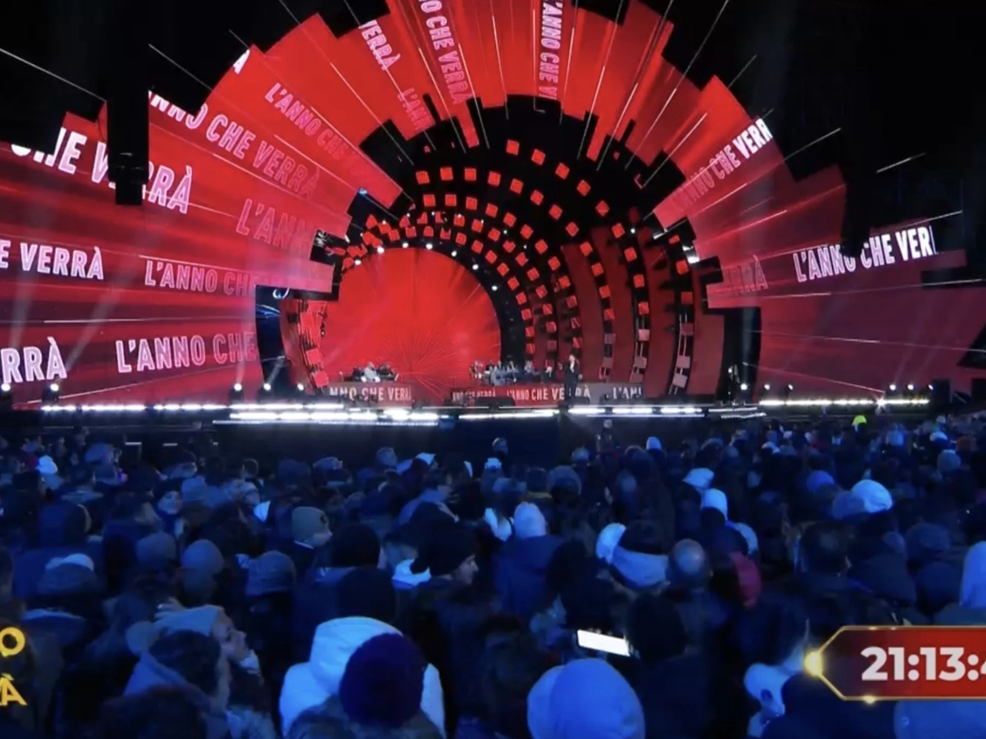 L'anno che verrà, è caos: "Mummie", cos'è successo sul palco