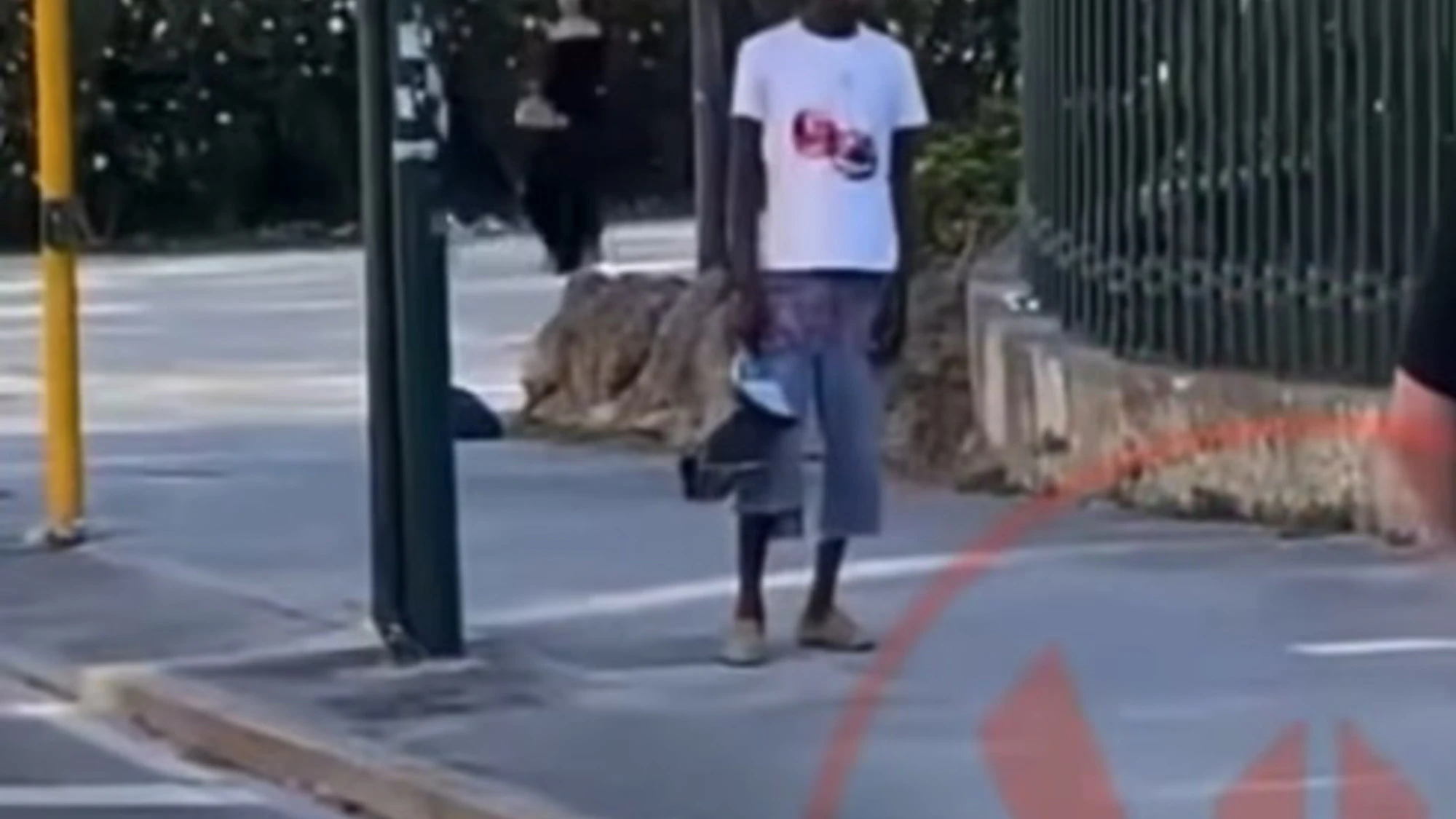 Milano, immigrato fuori controllo minaccia i passanti con un pezzo di ferro: il video-choc