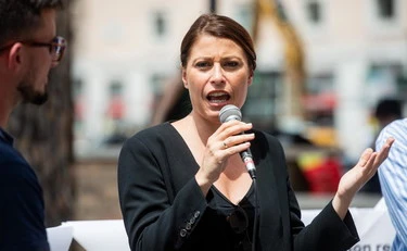 Elisabetta Piccolotti, il delirio sulla prof accoltellata a Bergamo: colpa di Salvini e Meloni