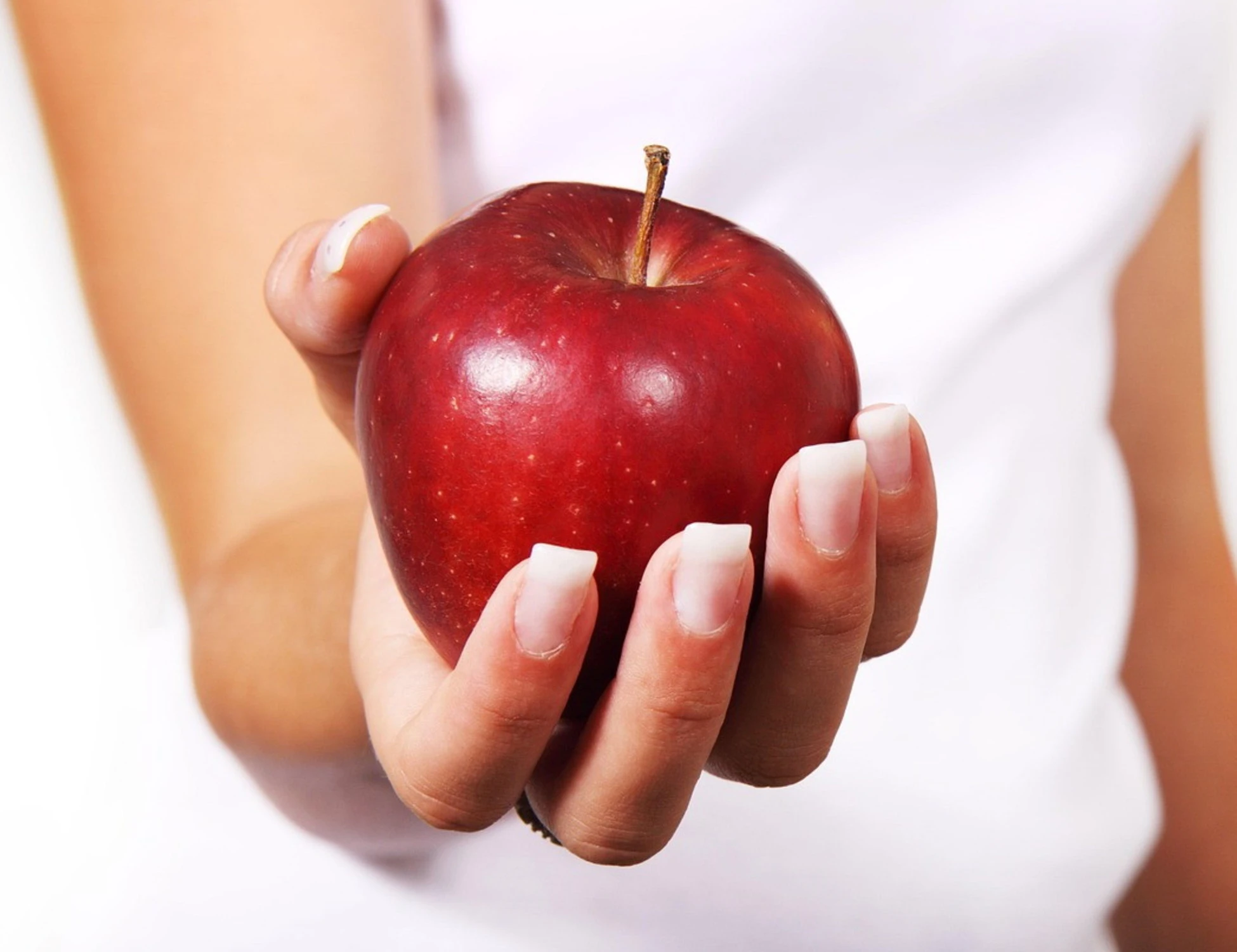 Mela, ecco perché mangiare la buccia: gli effetti sul cuore
