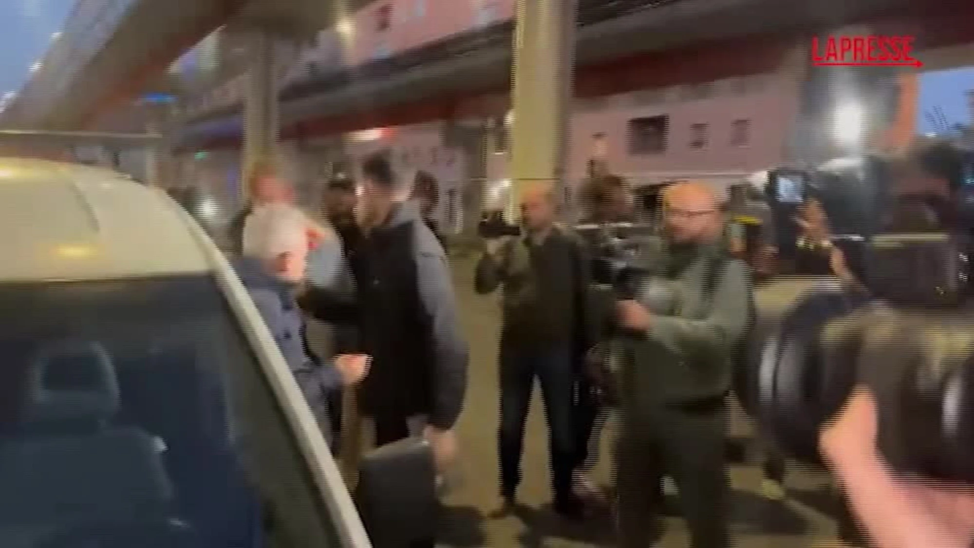 Roma, tensioni al corteo anarchico per Cospito: ferito un poliziotto