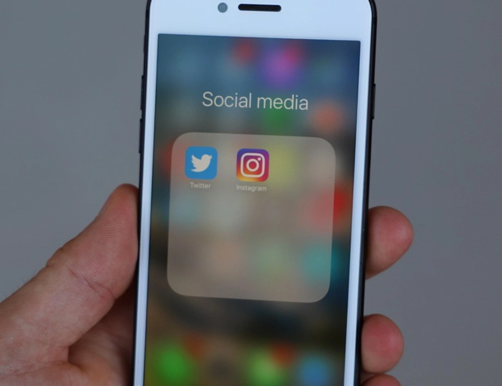 Social vietati agli under 16? Non è la soluzione, la battaglia si vince educando