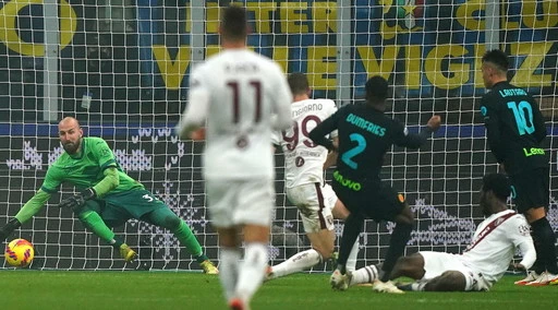 Inter, basta un gol di Dumfries: Torino ko, prove di fuga scudetto. Roma beffata, la Sampdoria pareggia
