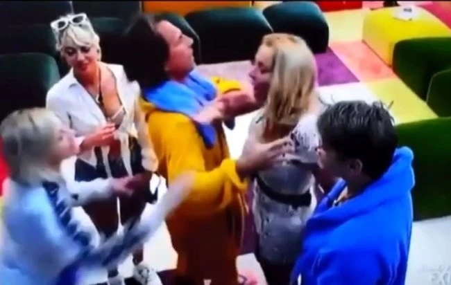 Grande Fratello Vip, Valeria Marini e gli insulti di Antonella Elia: "Fai schifo, vomitare, tutta plastica"