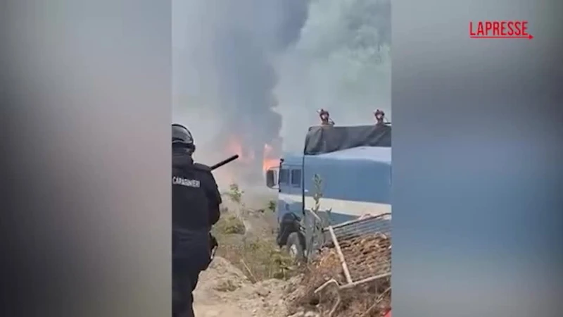 No Tav, disordini in Valsusa: fiamme nel cantiere di Chiomonte