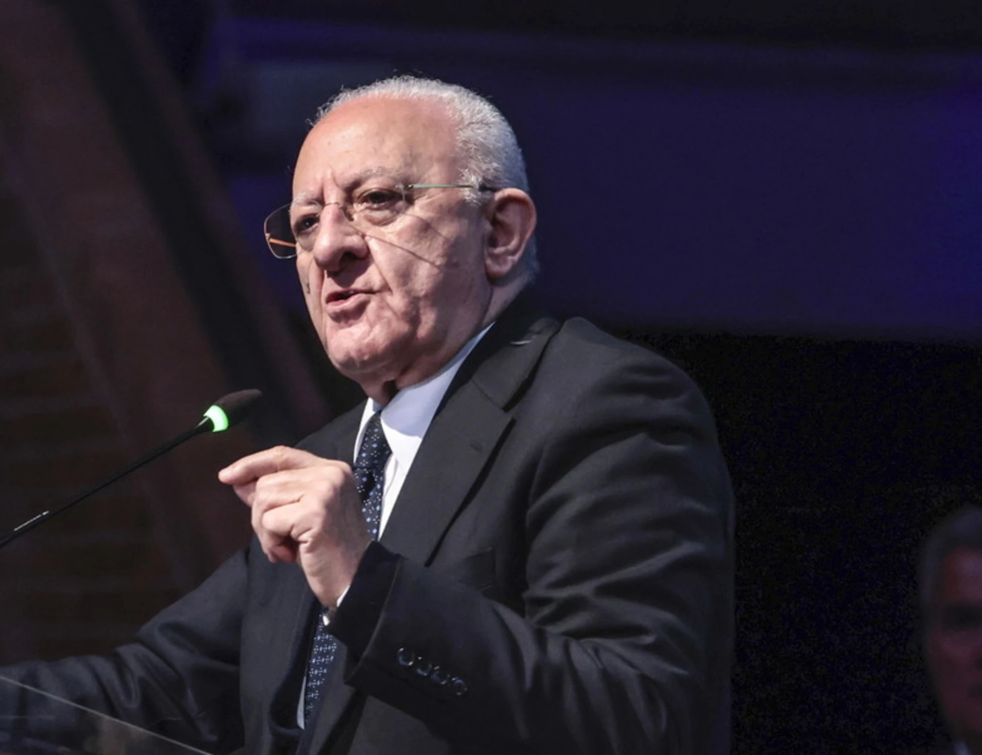 Vincenzo De Luca querelato da Cirielli di FdI: "Accusa infamante alla mia compagna"