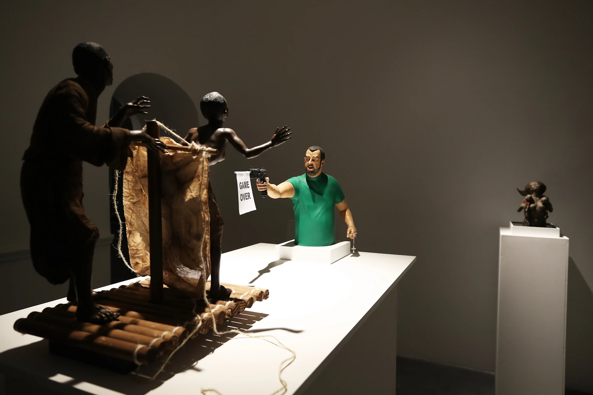 Matteo Salvini che spara ai migranti, la scultura choc di Salvatore Scuotto in mostra a Napoli