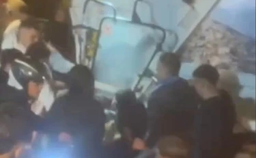 Napoli, papà difende le figlie da una banda di ragazzini: picchiato e poi investito da un camion