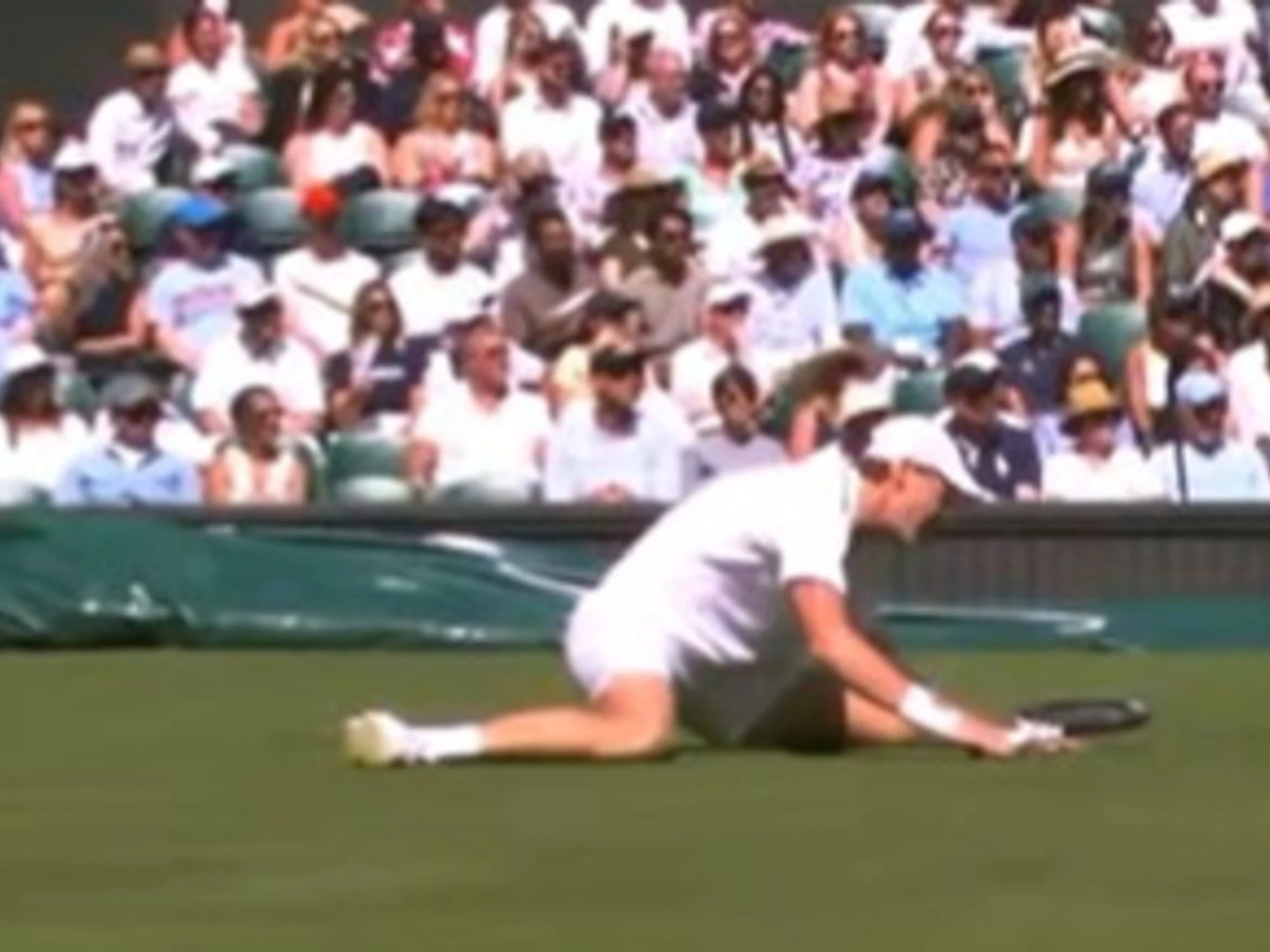 Jannik Sinner, esordio drammatico a Wimbledon: caduta rovinosa, urla, sangue. Ma rimonta Kecmanovic e vince