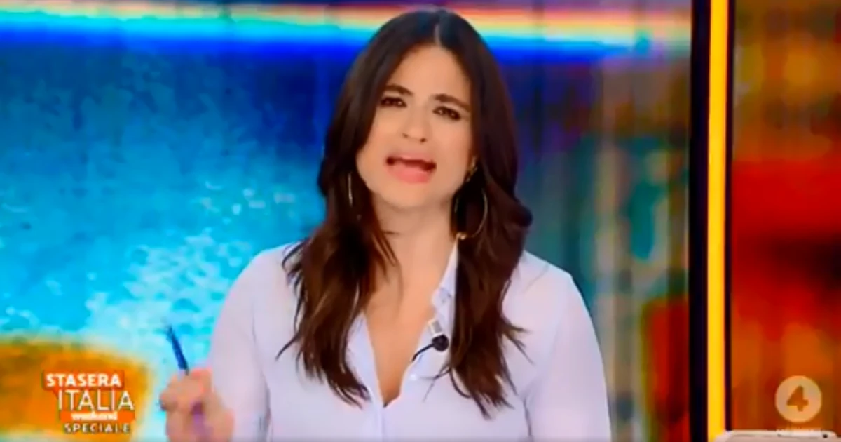 Stasera Italia, Annalisa Chirico e il look super-sexy: scollatura profondissima