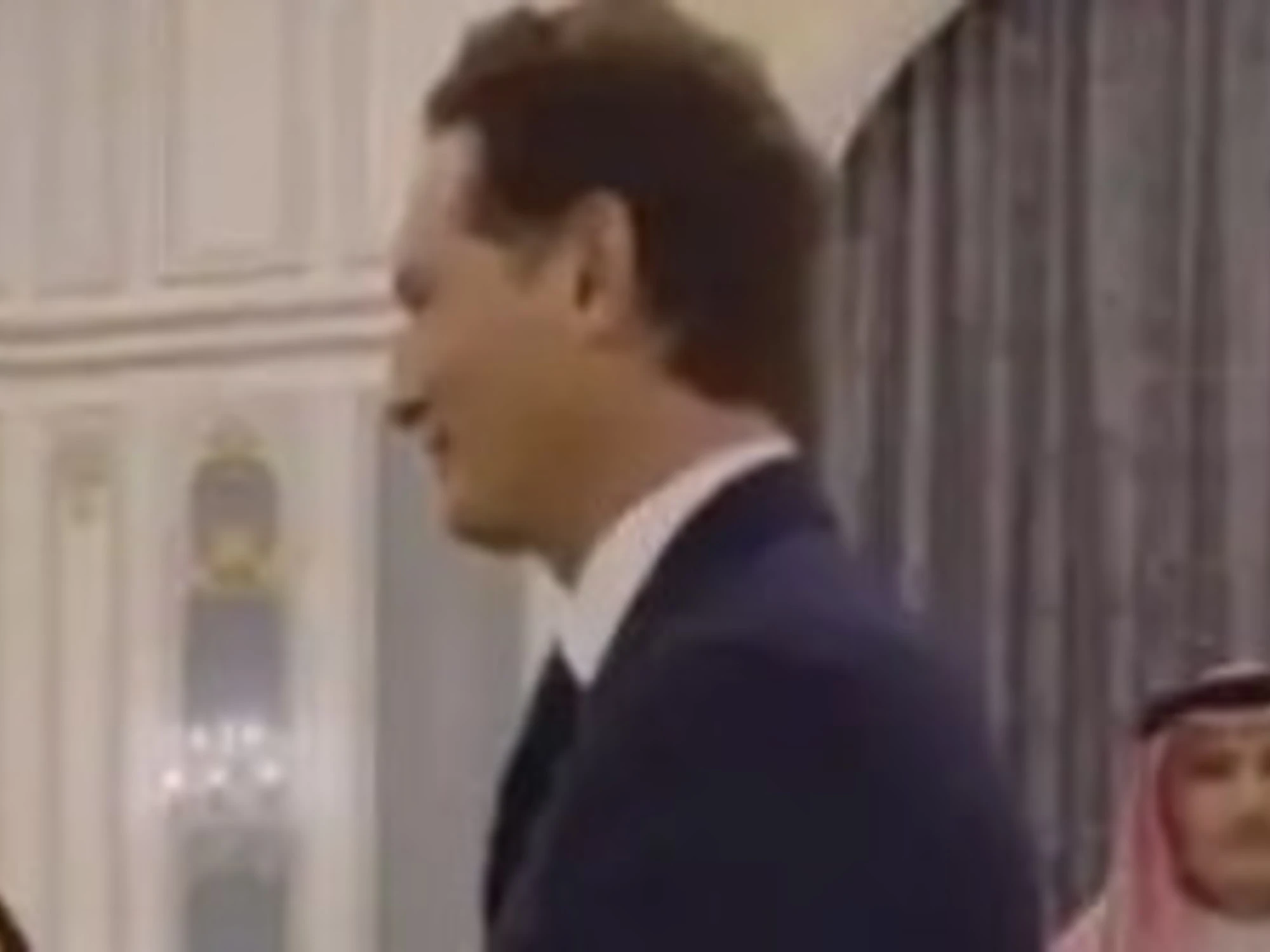 John Elkann e Bin Salman, occhio alla smorfia