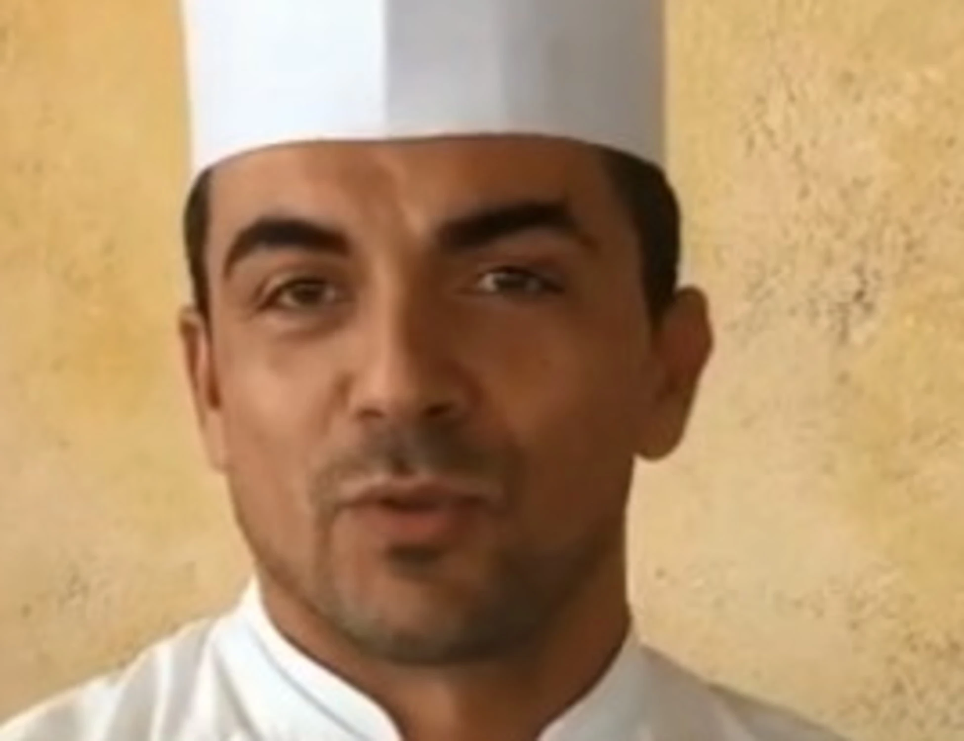 'No a comunisti, disagiati e con problemi di...': chef stellato nella bufera