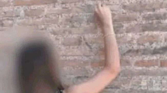 Socci e la ragazza che sfregia il Colosseo: cosa c'è dietro questo gesto
