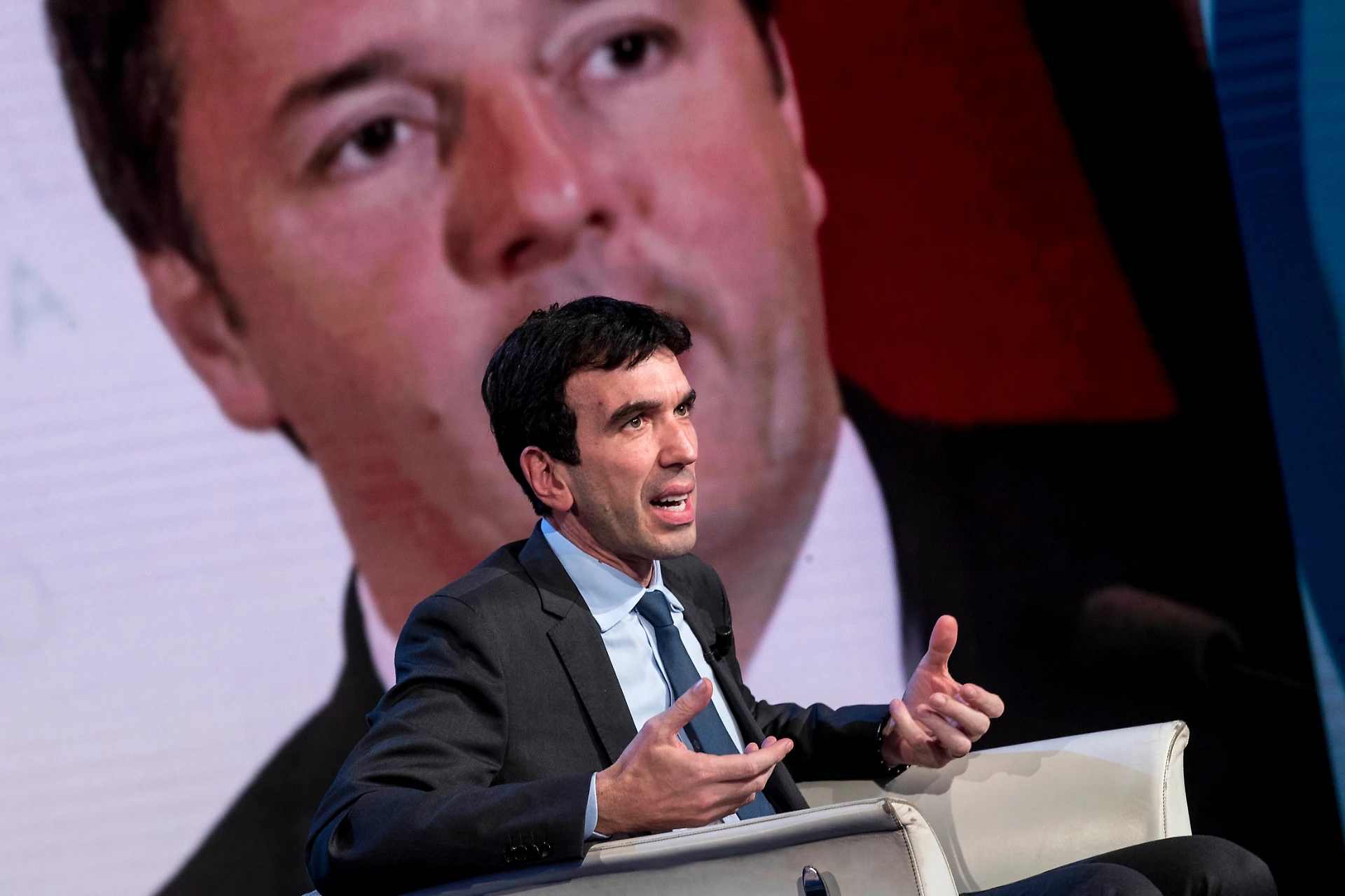 Matteo Renzi, Martina vuole sfiduciare l'ex segretario del Pd: come si rende ridicolo