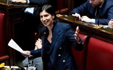 Giorgia Meloni bombarda la Schlein in aula: 