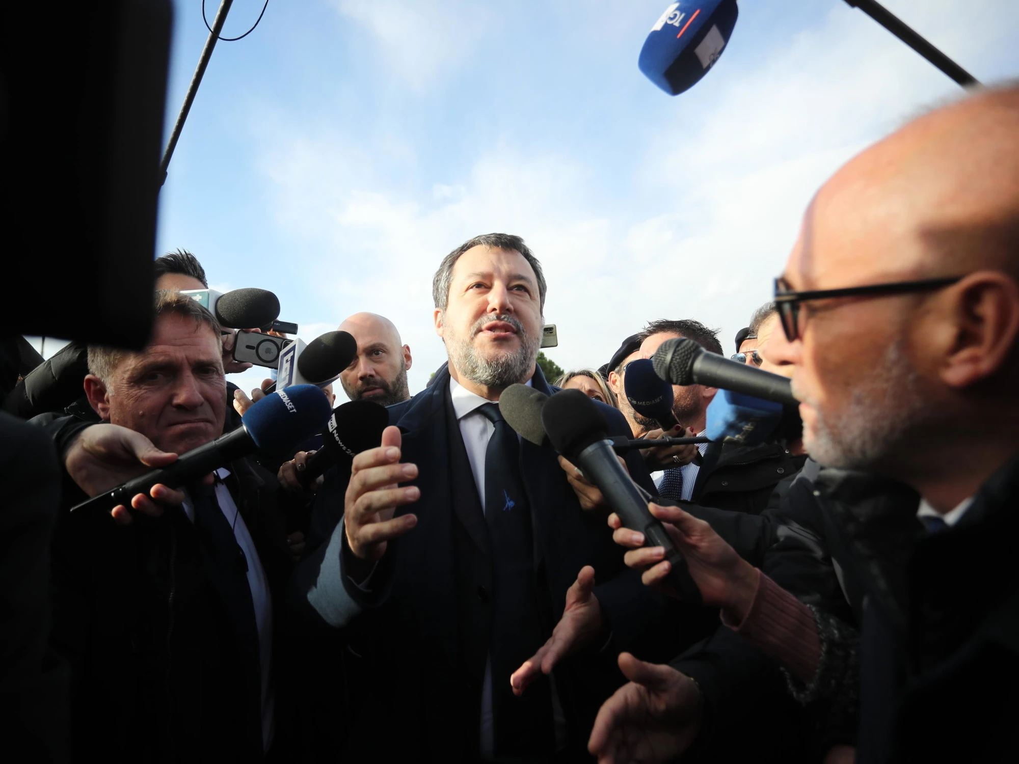 Salvini arriva in tribunale, Saviano lo insulta: "Vergognati, vergognati, vergognati!"