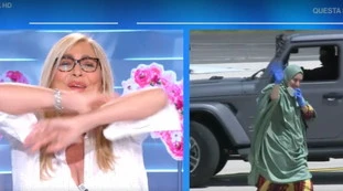 Domenica In, il clamoroso gesto di Mara Venier: quando Silvia Romano scende dall'aereo...