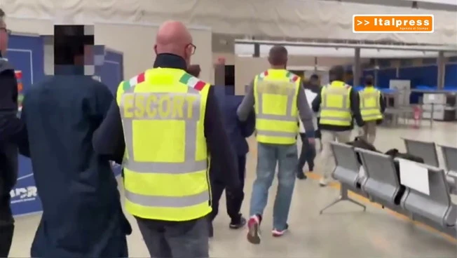 Immigrazione clandestina, rimpatriati con un volo charter 53 stranieri