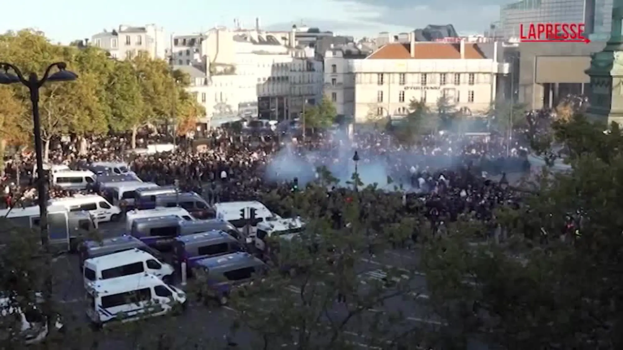 Parigi brucia, la protesta degli studenti: violenze alla Bastiglia