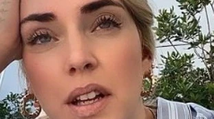 Chiara Ferragni, bufera per una foto in bikini: "Zampino di Photoshop"