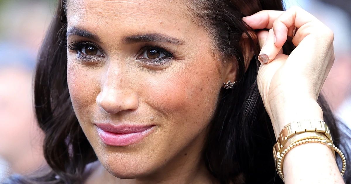 Meghan Markle, un microfono nascosto? La foto che scatena il delirio