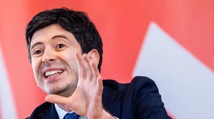 Sondaggi, Roberto Speranza terrorizzato: la &quot;proposta indecente&quot; ad Enrico Letta
