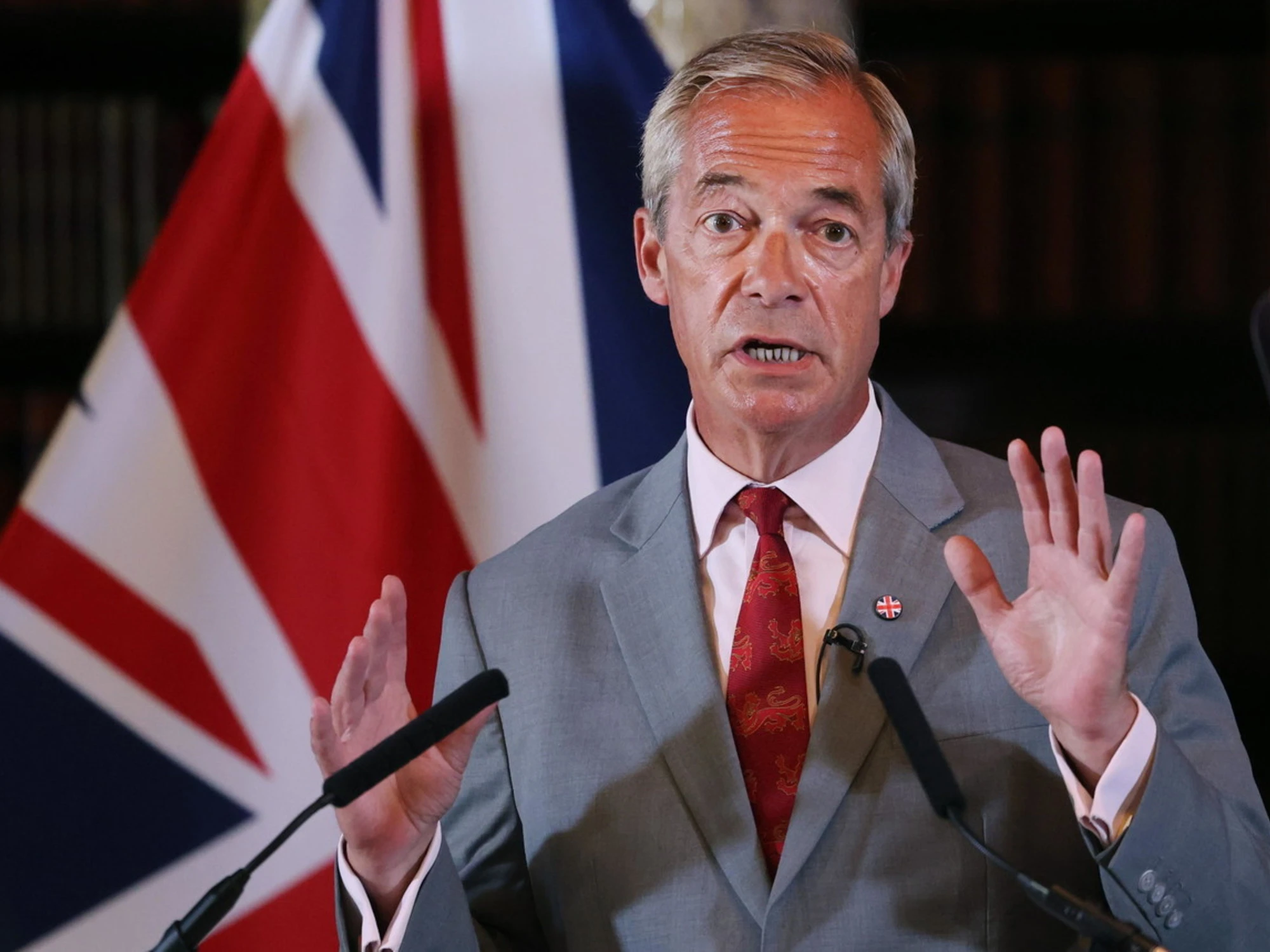 Uragano-Farage: vince e strapazza "Mister Spazzatura"