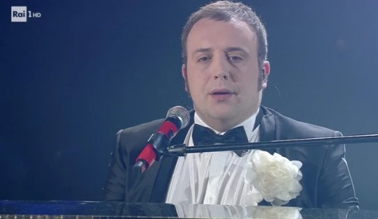 Sanremo 2020, Raphael Gualazzi e il fiore gigante: il particolare che fa ridere l'Italia, pioggia di sfottò