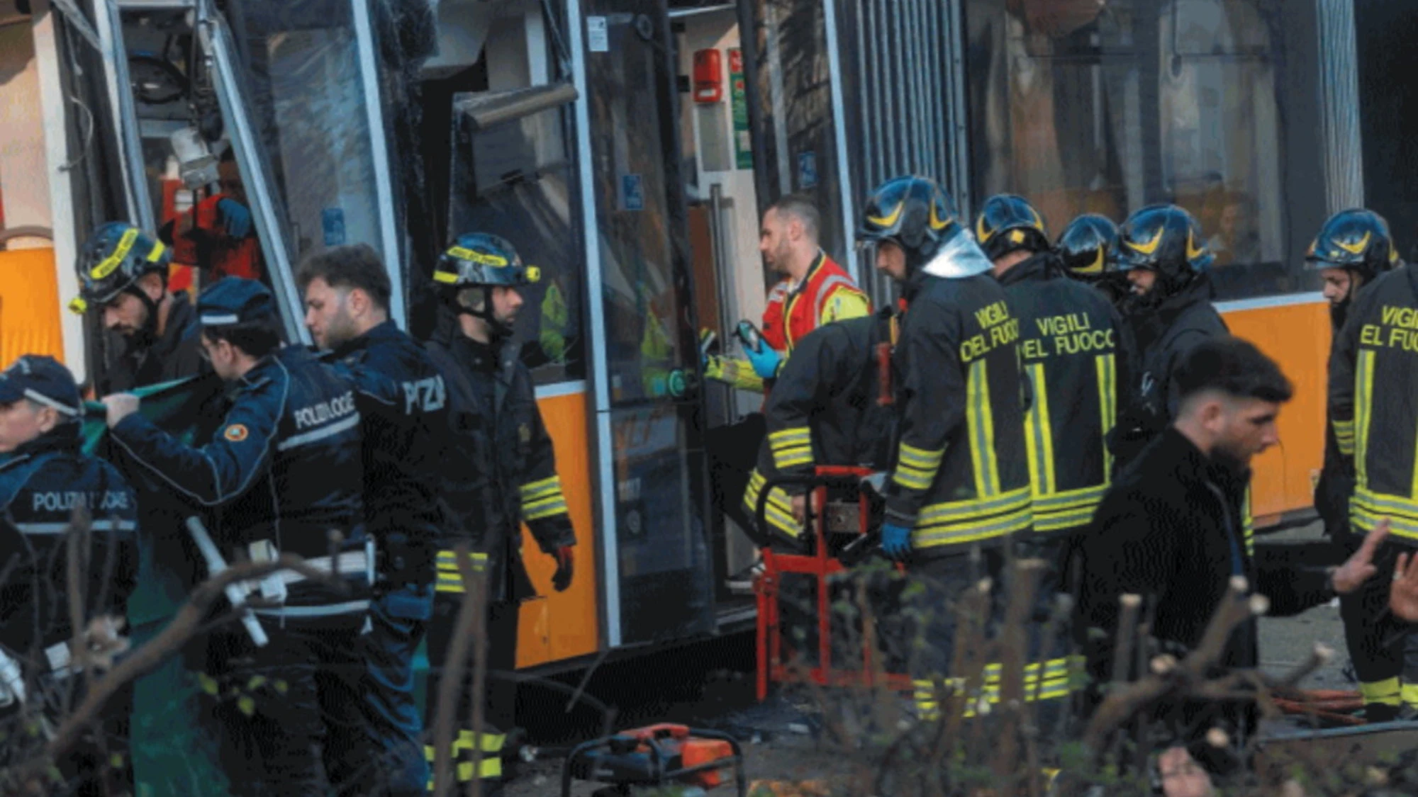 Il tram si schianta a Milano, "cosa abbiamo sentito sotto": le parole choc dei passeggeri