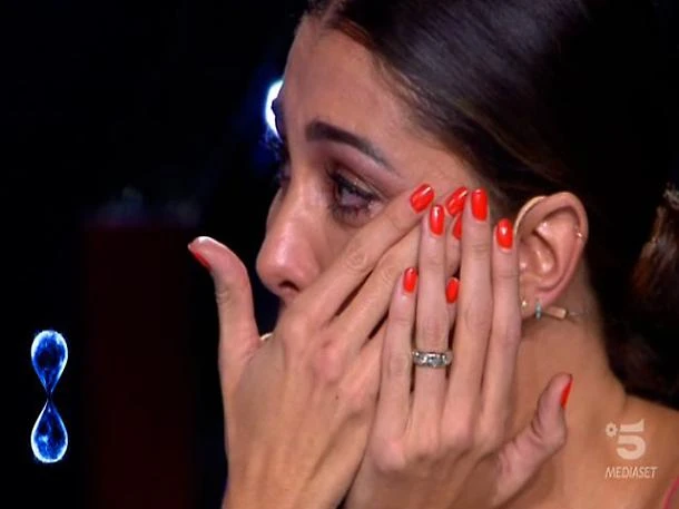 Tu si que vales, Maria De Filippi riprende Belen per lo strafalcione in italiano. Poi le lacrime