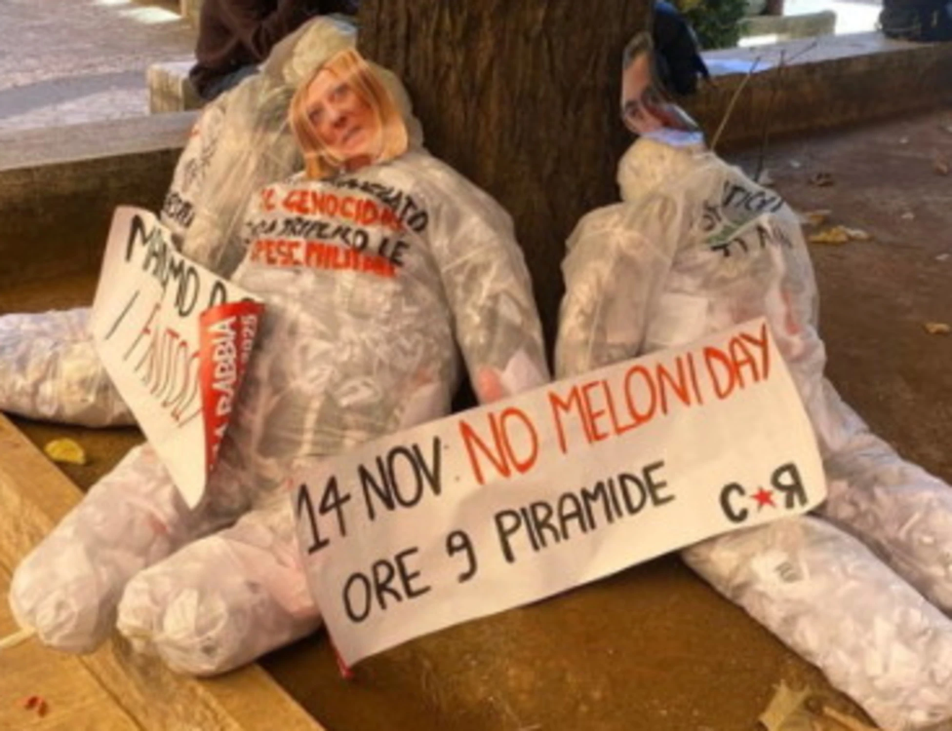 La Sapienza, esposti fantocci di Meloni e Gasparri: lo sfregio di Cambiare Rotta