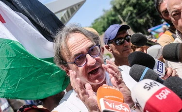 FdI sbertuccia Angelo Bonelli: "Fai tu il giro..."