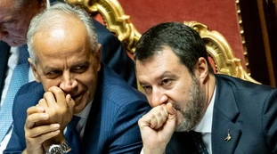 Piantedosi-Salvini, gli insulti del Fatto: "Tocco magico per sparare cazz***"
