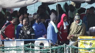 Migranti col coronavirus sbarcati "grazie" a Pd e Ong: ecco quanti miliardi ci costeranno