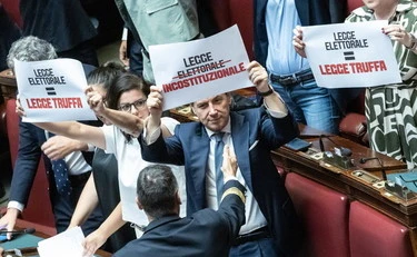 Giovanni Donzelli gela Conte in Transatlantico: "Se sei geloso..."