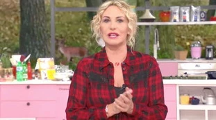 È sempre mezzogiorno, "con le palle". Prego? Clamorosa gaffe di Antonella Clerici, gaffe a luci rosse: gelo su Rai 1