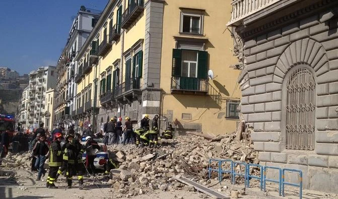 Pompieri al lavoro a via Riviera di Chiaia a Napoli per il crollo di un palazzo