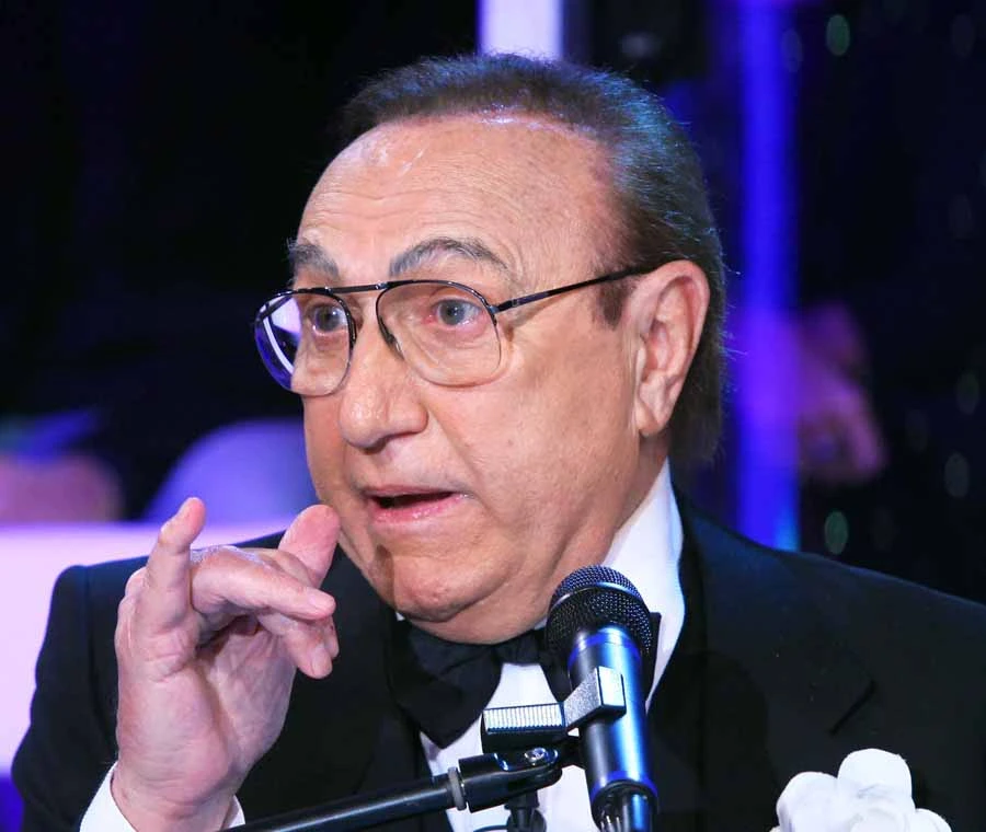 &quot;La deputata Pd fa burlesque, nuda nel bicchiere&quot;. Lei sbotta: &quot;I vecchi impazziscono&quot;