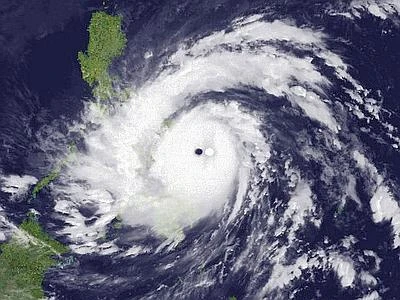 Filippine, il tifone Haiyan semina il panico 700mila persone in fuga dal paese
