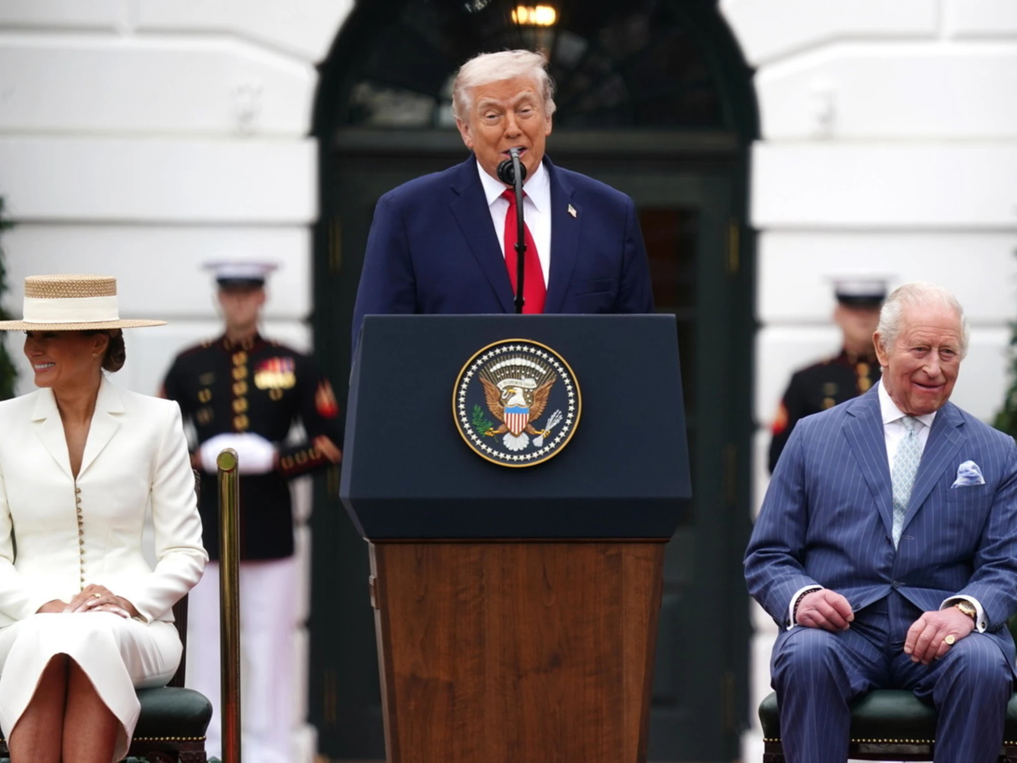 Donald Trump fa calare il gelo con Re Carlo: "Sapete che mia madre..."