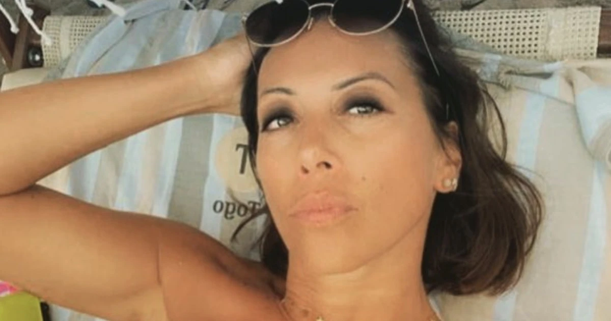 Nunzia De Girolamo, bikini sulla spiaggia: fotografata di spalle, "la sintesi perfetta"