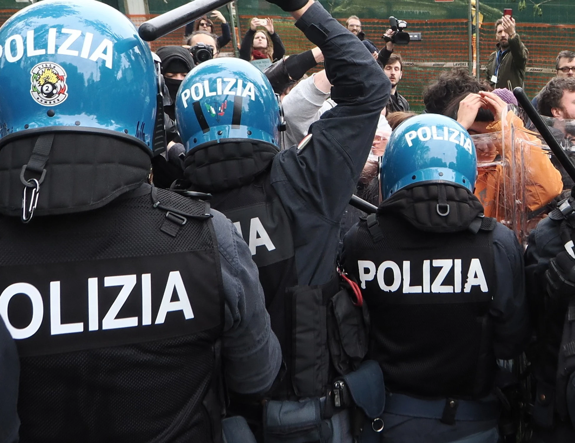 Decreto sicurezza, scudo penale per gli agenti: il governo smonta le balle della sinistra